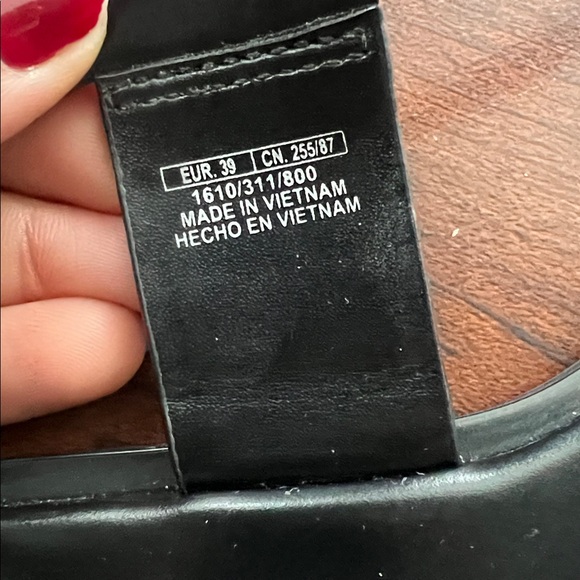 Zara Elegant Black Sandals with Gold toe ring - Picture 5 of 5